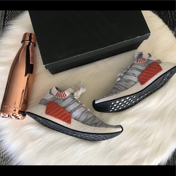 le adidas nmd r2 primeknit scarpe taglia 7 unisex poshmark le adidas nmd r2 primeknit scarpe taglia 7 unisex poshmark